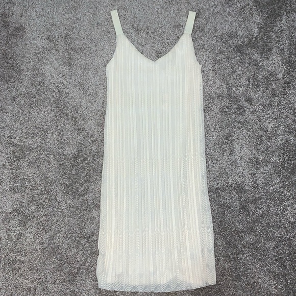 Anthropologie Meadow Rue Pleated V neck Dress - Picture 3 of 7